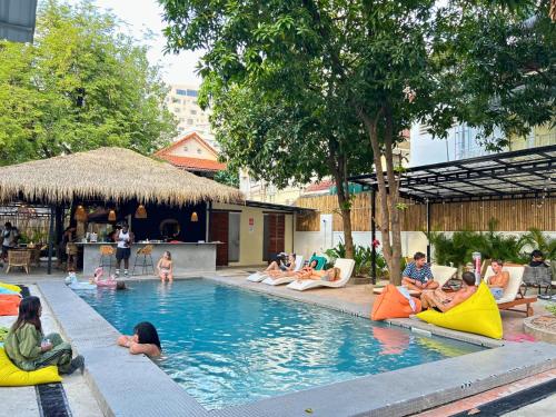 Πισίνα στο ή κοντά στο THE PLACE Hostel Phnom Penh