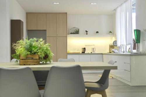 Η κουζίνα ή μικρή κουζίνα στο Senai -- Spacious & Mahjong & Billiards & KTV #4BR5B #30-35 pax by Cowidea