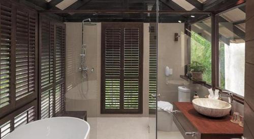 une salle de bain avec un lavabo, une douche et des toilettes dans l'établissement The Spa Resorts - Lamai Village, à Ban Thung