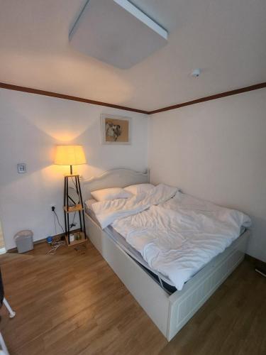 En eller flere senge i et værelse på 러너리 스테이