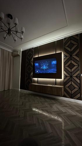 Zimmer mit einem Flachbild-TV an der Wand in der Unterkunft Жк Керуен Сарай in Türkistan