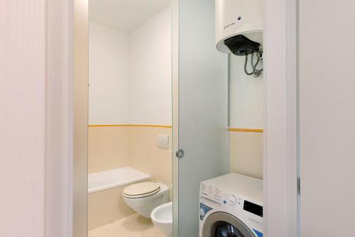 Elle comprend une petite salle de bains pourvue d'un lave-linge et d'un sèche-linge. dans l'établissement Casa Iris 2, à Poggio