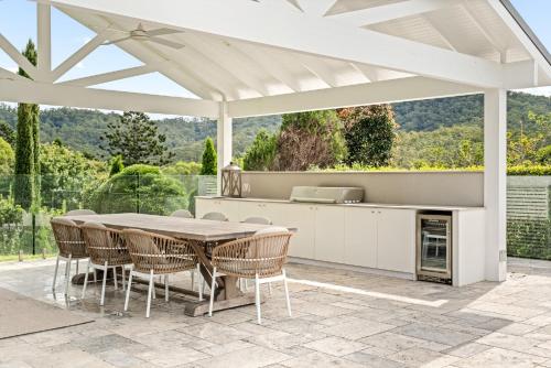 Rõdu või terrass majutusasutuses Elegant Bonogin Retreat on Expansive Acreage