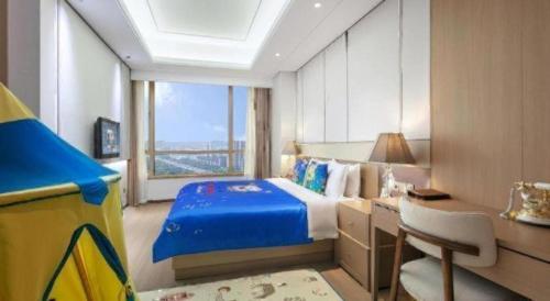ein Schlafzimmer mit Bett, Schreibtisch und Fenster in der Unterkunft Howard Johnson by Wyndham Sunshine Plaza Ningbo in Ningbo