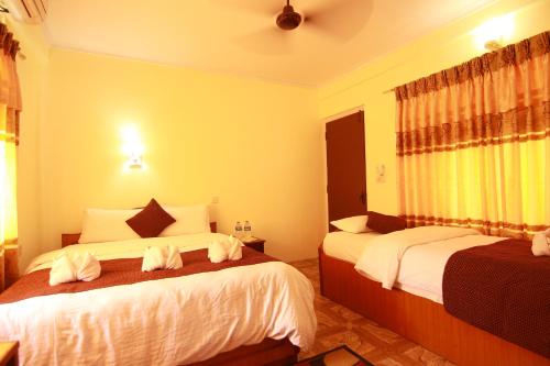 Ein Bett oder Betten in einem Zimmer der Unterkunft Hotel Himalayan Inn