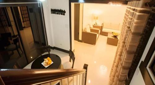 uma sala com uma mesa com uma tigela de comida em L Square Hotel em Suizo