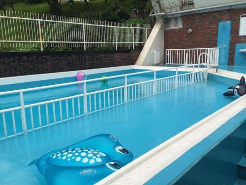 una piscina con un objeto azul en el agua en Breezbay Seaside Resort Atami, en Atami