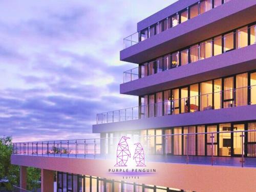 ein lila Gebäude mit einem Schild an der Seite in der Unterkunft Leeds City Centre 2BR Apartment - Luxury Stay with Private Terrace in Leeds