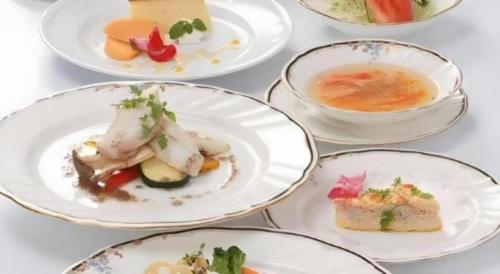 eine Gruppe von Lebensmittelplatten auf einem Tisch in der Unterkunft Hotel Harvest In Yonago in Bakurōmachi