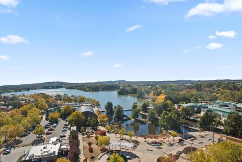 einen Luftblick auf einen Park neben einem See in der Unterkunft Sleek 2-Bed Apartment with Rooftop Garden Access in Belconnen