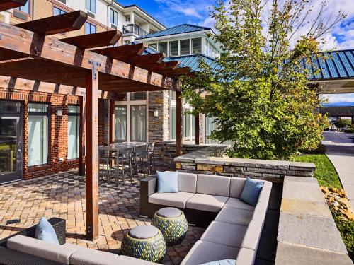 a patio with a couch and a pergola at Hilton Garden Inn Pigeon Forge in Pigeon Forge