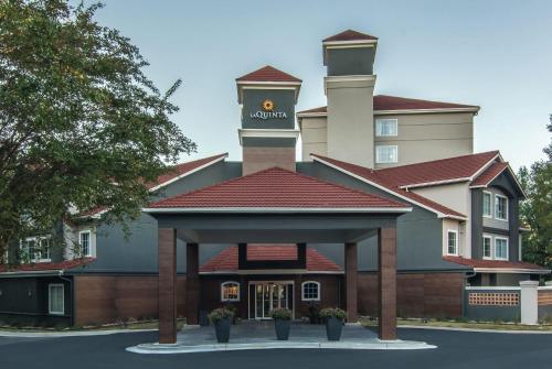 a rendering of a hotel with a gazebo at La Quinta by Wyndham Atlanta Perimeter Medical in Atlanta
