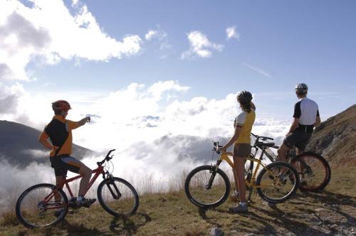 a group of three people on bikes on a mountain at La Casa nella Vecchia Ferrovia in Arsiero