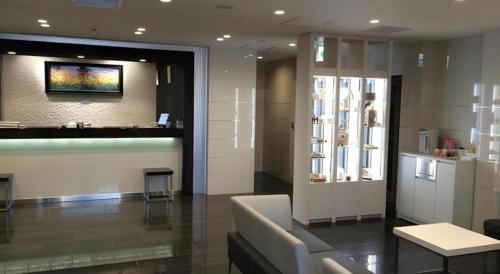 eine Lobby eines Gebäudes mit einem Tresen und einem Fenster in der Unterkunft JR-EAST HOTEL METS NAGAOKA in Nagaoka
