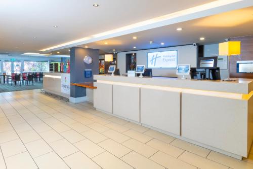 Ο χώρος του λόμπι ή της ρεσεψιόν στο Holiday Inn Express Northampton - South by IHG