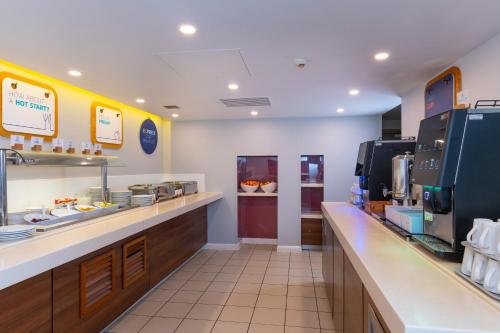 Kuchyň nebo kuchyňský kout v ubytování Holiday Inn Express Northampton - South by IHG