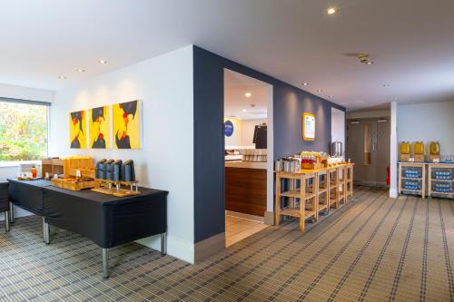 Kuchyň nebo kuchyňský kout v ubytování Holiday Inn Express Northampton - South by IHG