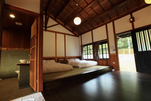 1 dormitorio con 2 camas en una habitación en Sun Moon Home en Yuchi