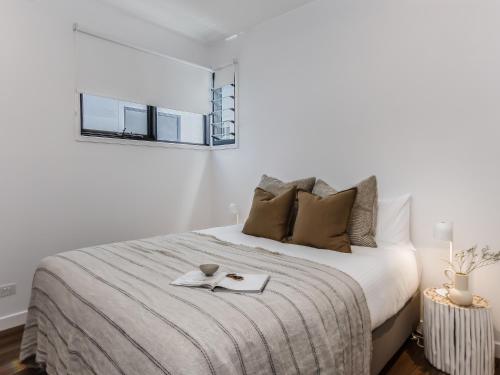 Postel nebo postele na pokoji v ubytování 3 Bed Beach Retreat with Pool 1 min walk to sand