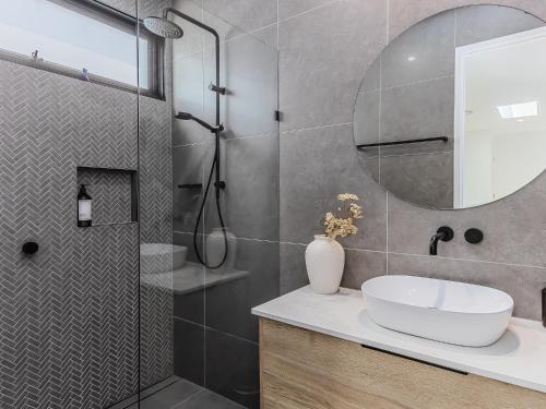 Koupelna v ubytování 3 Bed Beach Retreat with Pool 1 min walk to sand