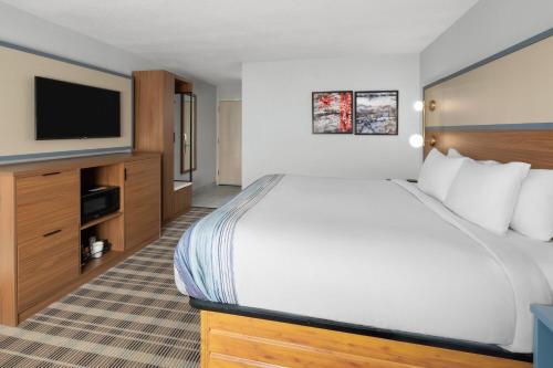 Ένα ή περισσότερα κρεβάτια σε δωμάτιο στο AmericInn by Wyndham Douglas/Saugatuck