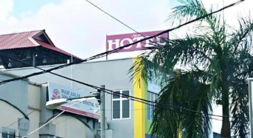 ein Hotel mit einem Schild auf einem Gebäude in der Unterkunft HOTEL BAJET MUGHOH SENGOTI in Kampong Gong Kempas