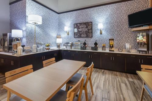 Et tv og/eller underholdning på AmericInn by Wyndham Douglas/Saugatuck