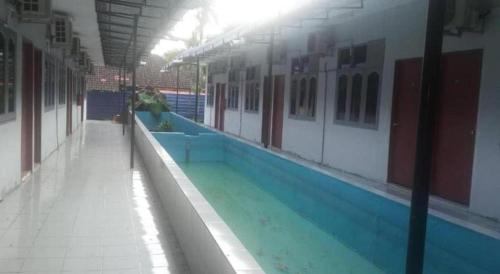 un bâtiment vide avec une piscine à l'intérieur dans l'établissement Mawanza Motel, à Langkawi Islands