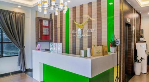 un magasin avec un comptoir vert et blanc dans une pièce dans l'établissement Rajawali Homes Kota Marudu, à Kampong Tumsun