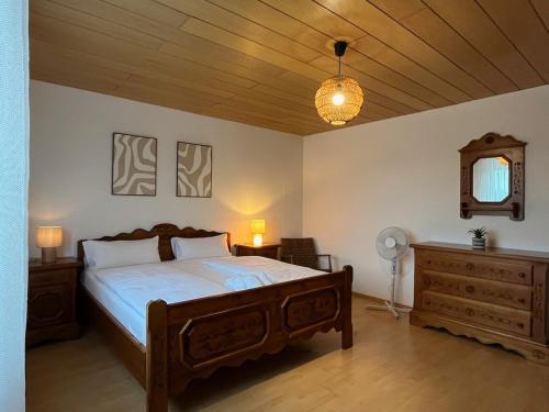 ein Schlafzimmer mit großem Bett und Holzdecke in der Unterkunft Terrassenwohnung in ruhiger Lage -3 Zimmer A96 nähe in Schönwag