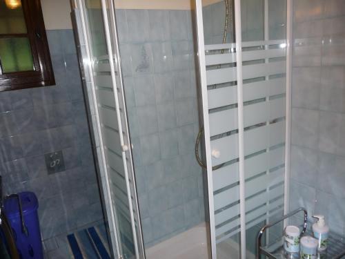 ヴィドーバンにあるLe coin tranquilleのバスルーム(ガラスドア付きのシャワー付)