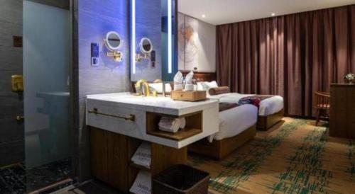 ein Hotelzimmer mit einem Bett und einem Waschbecken in der Unterkunft James Joyce Coffetel·Hengyang Jiefang Road Xianfeng Dock in Hengyang