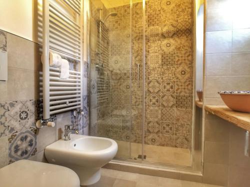 een badkamer met een douche, een toilet en een wastafel bij Cecenove in Capurso