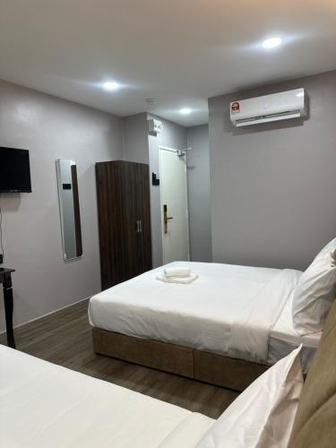 En eller flere senge i et værelse på Lux City Hotel