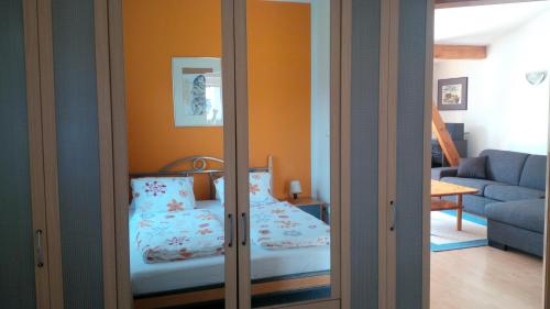 1 dormitorio con 1 cama y sala de estar en Haus Astrid, en Keutschach am See