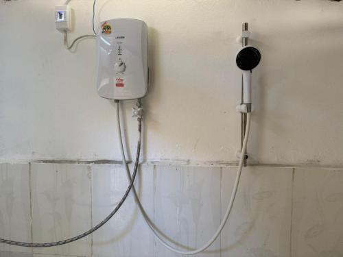 een muur met een haardroger aan een muur bij KP Backpackers Hostel in Nongkhiaw