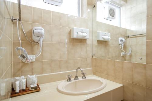 une salle de bain avec un lavabo et un miroir dans l'établissement Hospitality Esperance SureStay Collection by Best Western, à Esperance