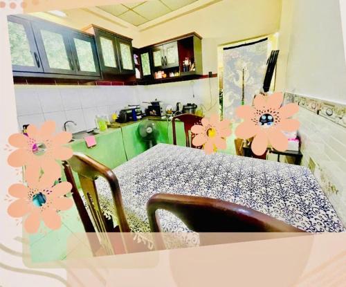 Η κουζίνα ή μικρή κουζίνα στο House of Charlie & Ren