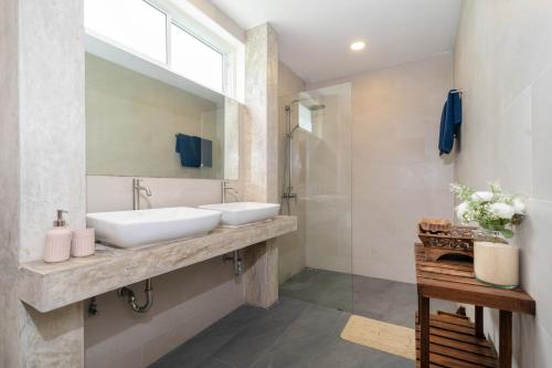 Et badeværelse på Villa Mangosteen 3BR Seaview Pool and Rooftop