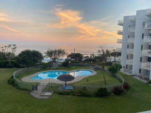 La alberca dentro o cerca de Whale Tale Beachfront Apartment-50m from beach