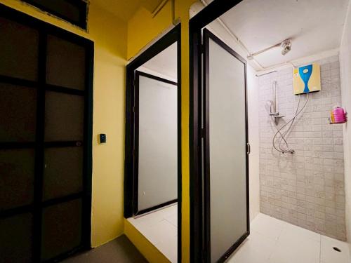 Koupelna v ubytování Sukhum Charoen Krung Tak-Sin bridge guest house