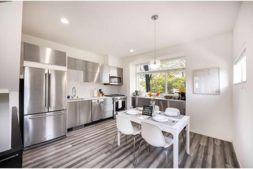 Η κουζίνα ή μικρή κουζίνα στο Modern 3BR Retreat Minutes to Swedish & Downtown