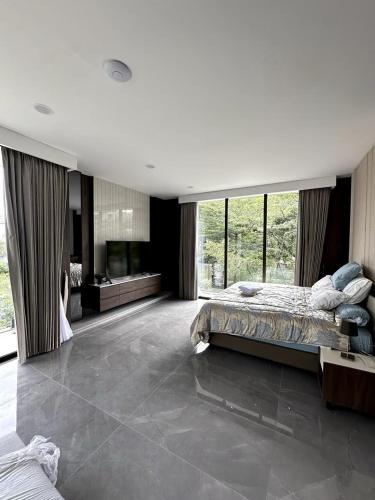 Postel nebo postele na pokoji v ubytování Eirene's Lakeside Villa