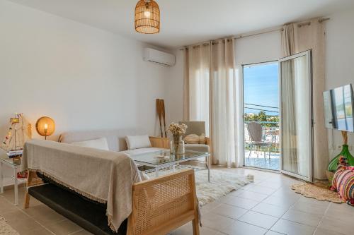 un salon avec un canapé et une table dans l'établissement Joan Serenity Apartment, à Porto Heli
