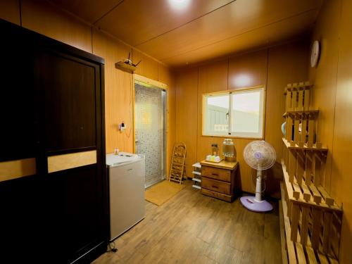 Η κουζίνα ή μικρή κουζίνα στο B&B American Style cabin 5 minutes from the sea