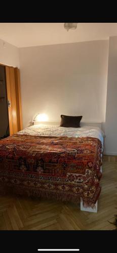 a bed in a room with a lamp on it at Apartament ultracentral in Craiova