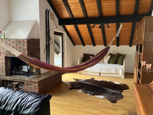 een kamer met een hangmat in een kamer met een bed bij Apartment Waldglück in Dornhan