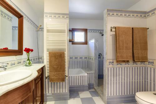 ein Badezimmer mit Badewanne, Toilette und Waschbecken in der Unterkunft Can Xilla by Sealand Villas in Alcanada