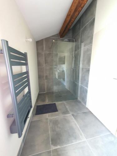 La Grange في Grillon: حمام مزود بدُش وأرضية من البلاط