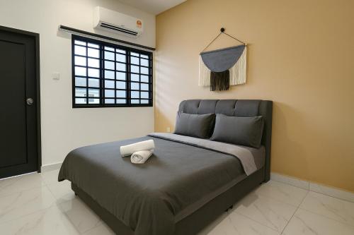 una camera da letto con un letto e un condizionatore d'aria di Tekun Landed D'Family Pickeball Fun House 5BR14pax by Our Stay a Johor Bahru